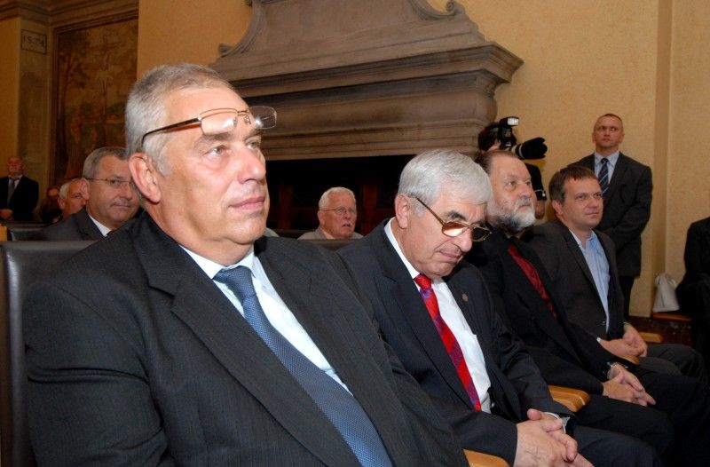 Po krátké zastávce v Mýtě a přijetí na hejtmanství se prezident Václav Klaus vydal procházkou na plzeňskou radnici. Tady na něj v obřadní síni čekali převážně zastupitelé a zaměstnanci úřadu. Mezi hosty byl k vidění senátor Jiří Bis, bývalí primátoři Mraček a Prosek nebo přednosta Chirurgické kliniky Fakultní nemocnice v Plzni Vladislav Třeška.

Primátor Martin Baxa ve svém vystoupení uvedl:

„Vážený pane prezidente, vím, že není třeba, abych Vám Plzeň blíže představoval, neboť jsme již několikrát měli tu čest přivítat Vás v našem městě a seznámit Vás s jeho historií, rozvojem a vizemi do budoucna. Dovolte mi proto, abych při této příležitosti zmínil několik aktuálních záležitostí spojených s naším městem.

Plzeň má především za sebou nelehký boj o titul Evropské hlavní město kultury pro rok 2015, který vyhrála. Tento titul představuje pro naše město velkou příležitost, ale současně přináší i velké závazky. V této souvislosti s potěšením zmiňuji, že Zastupitelstvo města Plzně schválilo výstavbu nové bud