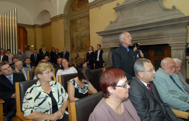 Po krátké zastávce v Mýtě a přijetí na hejtmanství se prezident Václav Klaus vydal procházkou na plzeňskou radnici. Tady na něj v obřadní síni čekali převážně zastupitelé a zaměstnanci úřadu. Mezi hosty byl k vidění senátor Jiří Bis, bývalí primátoři Mraček a Prosek nebo přednosta Chirurgické kliniky Fakultní nemocnice v Plzni Vladislav Třeška.

Primátor Martin Baxa ve svém vystoupení uvedl:

„Vážený pane prezidente, vím, že není třeba, abych Vám Plzeň blíže představoval, neboť jsme již několikrát měli tu čest přivítat Vás v našem městě a seznámit Vás s jeho historií, rozvojem a vizemi do budoucna. Dovolte mi proto, abych při této příležitosti zmínil několik aktuálních záležitostí spojených s naším městem.

Plzeň má především za sebou nelehký boj o titul Evropské hlavní město kultury pro rok 2015, který vyhrála. Tento titul představuje pro naše město velkou příležitost, ale současně přináší i velké závazky. V této souvislosti s potěšením zmiňuji, že Zastupitelstvo města Plzně schválilo výstavbu nové bud