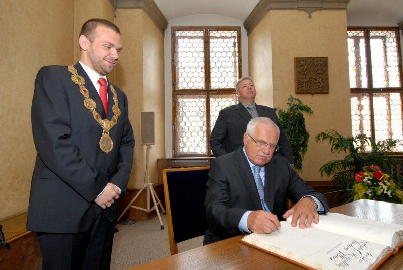 Po krátké zastávce v Mýtě a přijetí na hejtmanství se prezident Václav Klaus vydal procházkou na plzeňskou radnici. Tady na něj v obřadní síni čekali převážně zastupitelé a zaměstnanci úřadu. Mezi hosty byl k vidění senátor Jiří Bis, bývalí primátoři Mraček a Prosek nebo přednosta Chirurgické kliniky Fakultní nemocnice v Plzni Vladislav Třeška.

Primátor Martin Baxa ve svém vystoupení uvedl:

„Vážený pane prezidente, vím, že není třeba, abych Vám Plzeň blíže představoval, neboť jsme již několikrát měli tu čest přivítat Vás v našem městě a seznámit Vás s jeho historií, rozvojem a vizemi do budoucna. Dovolte mi proto, abych při této příležitosti zmínil několik aktuálních záležitostí spojených s naším městem.

Plzeň má především za sebou nelehký boj o titul Evropské hlavní město kultury pro rok 2015, který vyhrála. Tento titul představuje pro naše město velkou příležitost, ale současně přináší i velké závazky. V této souvislosti s potěšením zmiňuji, že Zastupitelstvo města Plzně schválilo výstavbu nové bud