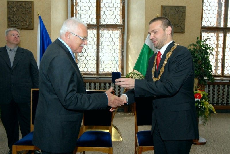 Po krátké zastávce v Mýtě a přijetí na hejtmanství se prezident Václav Klaus vydal procházkou na plzeňskou radnici. Tady na něj v obřadní síni čekali převážně zastupitelé a zaměstnanci úřadu. Mezi hosty byl k vidění senátor Jiří Bis, bývalí primátoři Mraček a Prosek nebo přednosta Chirurgické kliniky Fakultní nemocnice v Plzni Vladislav Třeška.

Primátor Martin Baxa ve svém vystoupení uvedl:

„Vážený pane prezidente, vím, že není třeba, abych Vám Plzeň blíže představoval, neboť jsme již několikrát měli tu čest přivítat Vás v našem městě a seznámit Vás s jeho historií, rozvojem a vizemi do budoucna. Dovolte mi proto, abych při této příležitosti zmínil několik aktuálních záležitostí spojených s naším městem.

Plzeň má především za sebou nelehký boj o titul Evropské hlavní město kultury pro rok 2015, který vyhrála. Tento titul představuje pro naše město velkou příležitost, ale současně přináší i velké závazky. V této souvislosti s potěšením zmiňuji, že Zastupitelstvo města Plzně schválilo výstavbu nové bud