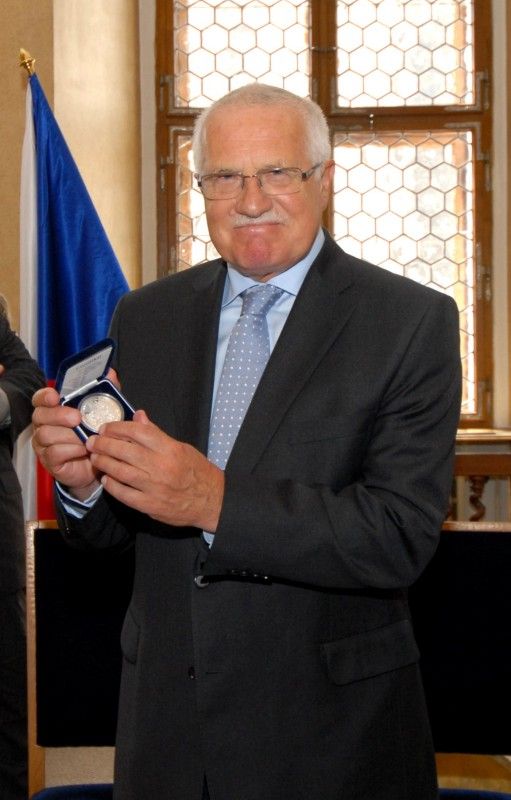 Po krátké zastávce v Mýtě a přijetí na hejtmanství se prezident Václav Klaus vydal procházkou na plzeňskou radnici. Tady na něj v obřadní síni čekali převážně zastupitelé a zaměstnanci úřadu. Mezi hosty byl k vidění senátor Jiří Bis, bývalí primátoři Mraček a Prosek nebo přednosta Chirurgické kliniky Fakultní nemocnice v Plzni Vladislav Třeška.

Primátor Martin Baxa ve svém vystoupení uvedl:

„Vážený pane prezidente, vím, že není třeba, abych Vám Plzeň blíže představoval, neboť jsme již několikrát měli tu čest přivítat Vás v našem městě a seznámit Vás s jeho historií, rozvojem a vizemi do budoucna. Dovolte mi proto, abych při této příležitosti zmínil několik aktuálních záležitostí spojených s naším městem.

Plzeň má především za sebou nelehký boj o titul Evropské hlavní město kultury pro rok 2015, který vyhrála. Tento titul představuje pro naše město velkou příležitost, ale současně přináší i velké závazky. V této souvislosti s potěšením zmiňuji, že Zastupitelstvo města Plzně schválilo výstavbu nové bud