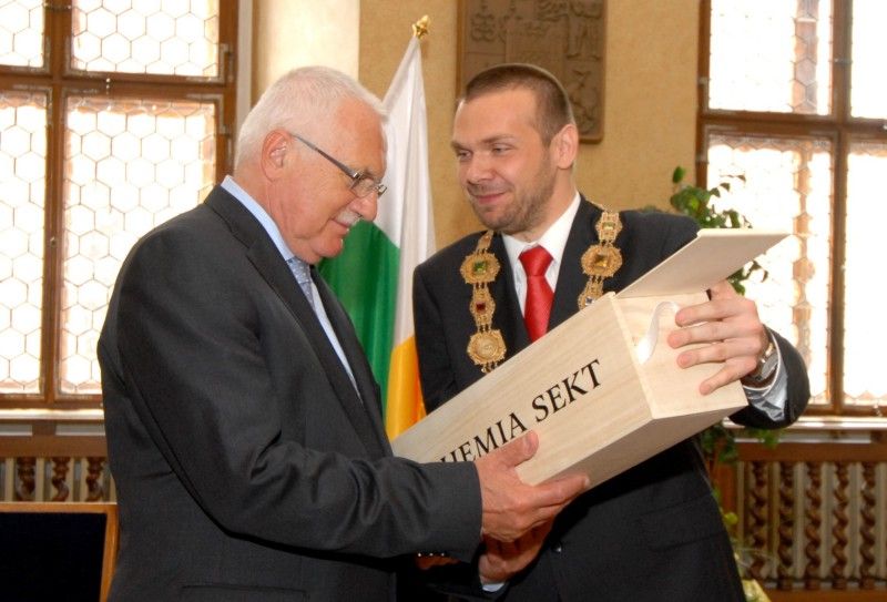 Po krátké zastávce v Mýtě a přijetí na hejtmanství se prezident Václav Klaus vydal procházkou na plzeňskou radnici. Tady na něj v obřadní síni čekali převážně zastupitelé a zaměstnanci úřadu. Mezi hosty byl k vidění senátor Jiří Bis, bývalí primátoři Mraček a Prosek nebo přednosta Chirurgické kliniky Fakultní nemocnice v Plzni Vladislav Třeška.

Primátor Martin Baxa ve svém vystoupení uvedl:

„Vážený pane prezidente, vím, že není třeba, abych Vám Plzeň blíže představoval, neboť jsme již několikrát měli tu čest přivítat Vás v našem městě a seznámit Vás s jeho historií, rozvojem a vizemi do budoucna. Dovolte mi proto, abych při této příležitosti zmínil několik aktuálních záležitostí spojených s naším městem.

Plzeň má především za sebou nelehký boj o titul Evropské hlavní město kultury pro rok 2015, který vyhrála. Tento titul představuje pro naše město velkou příležitost, ale současně přináší i velké závazky. V této souvislosti s potěšením zmiňuji, že Zastupitelstvo města Plzně schválilo výstavbu nové bud