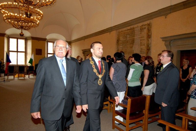 Po krátké zastávce v Mýtě a přijetí na hejtmanství se prezident Václav Klaus vydal procházkou na plzeňskou radnici. Tady na něj v obřadní síni čekali převážně zastupitelé a zaměstnanci úřadu. Mezi hosty byl k vidění senátor Jiří Bis, bývalí primátoři Mraček a Prosek nebo přednosta Chirurgické kliniky Fakultní nemocnice v Plzni Vladislav Třeška.

Primátor Martin Baxa ve svém vystoupení uvedl:

„Vážený pane prezidente, vím, že není třeba, abych Vám Plzeň blíže představoval, neboť jsme již několikrát měli tu čest přivítat Vás v našem městě a seznámit Vás s jeho historií, rozvojem a vizemi do budoucna. Dovolte mi proto, abych při této příležitosti zmínil několik aktuálních záležitostí spojených s naším městem.

Plzeň má především za sebou nelehký boj o titul Evropské hlavní město kultury pro rok 2015, který vyhrála. Tento titul představuje pro naše město velkou příležitost, ale současně přináší i velké závazky. V této souvislosti s potěšením zmiňuji, že Zastupitelstvo města Plzně schválilo výstavbu nové bud