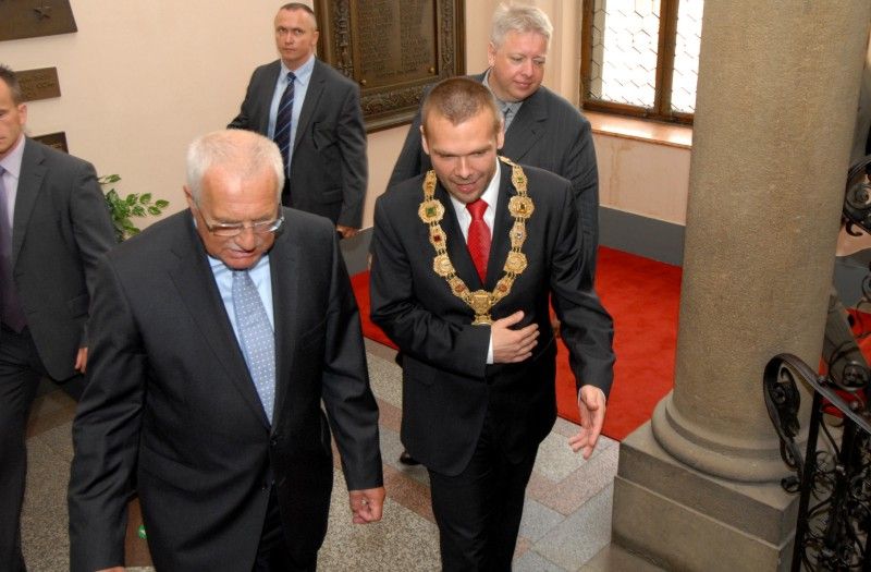 Po krátké zastávce v Mýtě a přijetí na hejtmanství se prezident Václav Klaus vydal procházkou na plzeňskou radnici. Tady na něj v obřadní síni čekali převážně zastupitelé a zaměstnanci úřadu. Mezi hosty byl k vidění senátor Jiří Bis, bývalí primátoři Mraček a Prosek nebo přednosta Chirurgické kliniky Fakultní nemocnice v Plzni Vladislav Třeška.

Primátor Martin Baxa ve svém vystoupení uvedl:

„Vážený pane prezidente, vím, že není třeba, abych Vám Plzeň blíže představoval, neboť jsme již několikrát měli tu čest přivítat Vás v našem městě a seznámit Vás s jeho historií, rozvojem a vizemi do budoucna. Dovolte mi proto, abych při této příležitosti zmínil několik aktuálních záležitostí spojených s naším městem.

Plzeň má především za sebou nelehký boj o titul Evropské hlavní město kultury pro rok 2015, který vyhrála. Tento titul představuje pro naše město velkou příležitost, ale současně přináší i velké závazky. V této souvislosti s potěšením zmiňuji, že Zastupitelstvo města Plzně schválilo výstavbu nové bud