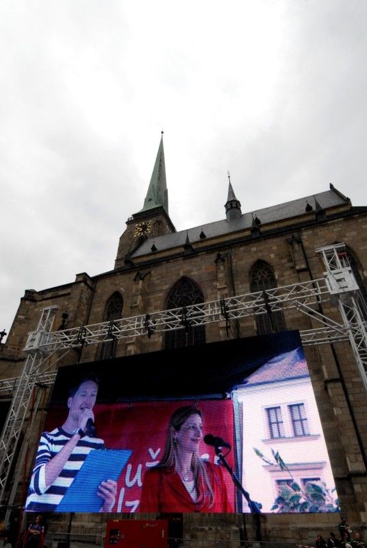 Přímý přenos Pucciniho Toscy ze španělské Valencie potěšil publikum na plzeňském náměstí Republiky.

Nevšední kulturní zážitek si vychutnali včera návštěvníci přímého přenosu nejslavnější Pucciniho opery Tosca ze španělské Valencie na náměstí Republiky. Na 1500 lidí sledovalo hvězdy světového formátu Oksanu Dykaovou (Tosca), Jorge de Leóna (malíř Cavaradossi) nebo Bryna Terfela (šéf policie Scarpia) v doprovodu Orquesta de la Comunitat Valenciana pod vedením světoznámého dirigenta indického původu Zubina Mehty.

Představení bylo pod názvem VIVA EUROPA 2011 součástí Evropského roku dobrovolnictví, vyhlášeného Evropským parlamentem a Radou EU. V Plzni jeho přenos uvedla náměstkyně primátora Eva Herinková.

Velkoplošné obrazovky s Pucciniho operou se rozzářily kromě Prahy a Plzně ještě v dalších padesáti evropských městech.