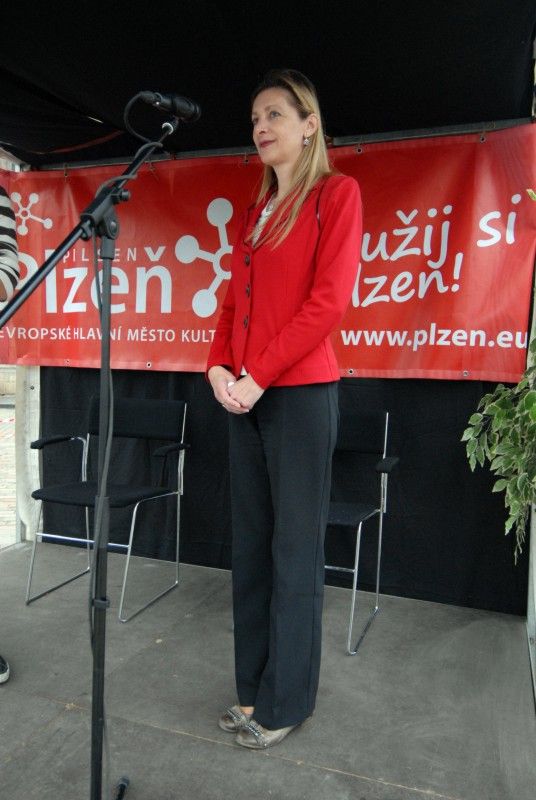 Přímý přenos Pucciniho Toscy ze španělské Valencie potěšil publikum na plzeňském náměstí Republiky.

Nevšední kulturní zážitek si vychutnali včera návštěvníci přímého přenosu nejslavnější Pucciniho opery Tosca ze španělské Valencie na náměstí Republiky. Na 1500 lidí sledovalo hvězdy světového formátu Oksanu Dykaovou (Tosca), Jorge de Leóna (malíř Cavaradossi) nebo Bryna Terfela (šéf policie Scarpia) v doprovodu Orquesta de la Comunitat Valenciana pod vedením světoznámého dirigenta indického původu Zubina Mehty.

Představení bylo pod názvem VIVA EUROPA 2011 součástí Evropského roku dobrovolnictví, vyhlášeného Evropským parlamentem a Radou EU. V Plzni jeho přenos uvedla náměstkyně primátora Eva Herinková.

Velkoplošné obrazovky s Pucciniho operou se rozzářily kromě Prahy a Plzně ještě v dalších padesáti evropských městech.