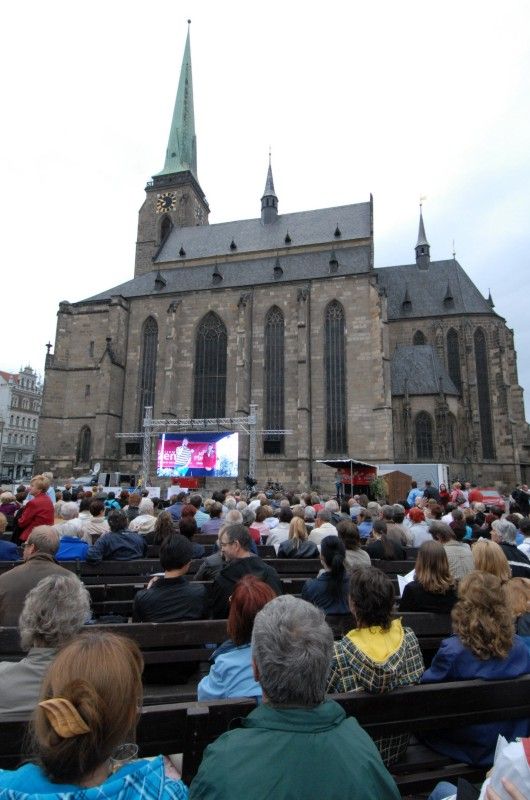 Přímý přenos Pucciniho Toscy ze španělské Valencie potěšil publikum na plzeňském náměstí Republiky.

Nevšední kulturní zážitek si vychutnali včera návštěvníci přímého přenosu nejslavnější Pucciniho opery Tosca ze španělské Valencie na náměstí Republiky. Na 1500 lidí sledovalo hvězdy světového formátu Oksanu Dykaovou (Tosca), Jorge de Leóna (malíř Cavaradossi) nebo Bryna Terfela (šéf policie Scarpia) v doprovodu Orquesta de la Comunitat Valenciana pod vedením světoznámého dirigenta indického původu Zubina Mehty.

Představení bylo pod názvem VIVA EUROPA 2011 součástí Evropského roku dobrovolnictví, vyhlášeného Evropským parlamentem a Radou EU. V Plzni jeho přenos uvedla náměstkyně primátora Eva Herinková.

Velkoplošné obrazovky s Pucciniho operou se rozzářily kromě Prahy a Plzně ještě v dalších padesáti evropských městech.