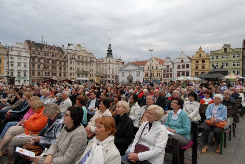 Přímý přenos Pucciniho Toscy ze španělské Valencie potěšil publikum na plzeňském náměstí Republiky.

Nevšední kulturní zážitek si vychutnali včera návštěvníci přímého přenosu nejslavnější Pucciniho opery Tosca ze španělské Valencie na náměstí Republiky. Na 1500 lidí sledovalo hvězdy světového formátu Oksanu Dykaovou (Tosca), Jorge de Leóna (malíř Cavaradossi) nebo Bryna Terfela (šéf policie Scarpia) v doprovodu Orquesta de la Comunitat Valenciana pod vedením světoznámého dirigenta indického původu Zubina Mehty.

Představení bylo pod názvem VIVA EUROPA 2011 součástí Evropského roku dobrovolnictví, vyhlášeného Evropským parlamentem a Radou EU. V Plzni jeho přenos uvedla náměstkyně primátora Eva Herinková.

Velkoplošné obrazovky s Pucciniho operou se rozzářily kromě Prahy a Plzně ještě v dalších padesáti evropských městech.