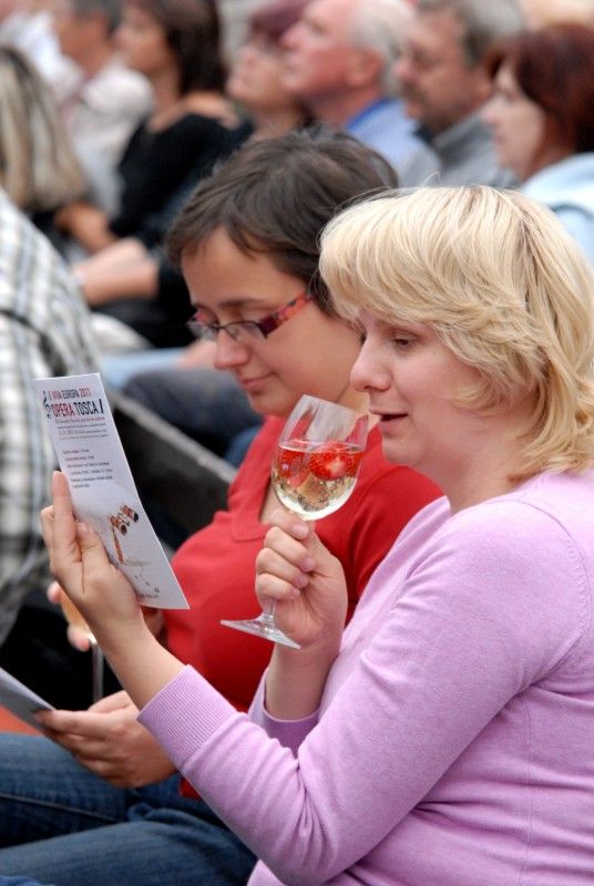 Přímý přenos Pucciniho Toscy ze španělské Valencie potěšil publikum na plzeňském náměstí Republiky.

Nevšední kulturní zážitek si vychutnali včera návštěvníci přímého přenosu nejslavnější Pucciniho opery Tosca ze španělské Valencie na náměstí Republiky. Na 1500 lidí sledovalo hvězdy světového formátu Oksanu Dykaovou (Tosca), Jorge de Leóna (malíř Cavaradossi) nebo Bryna Terfela (šéf policie Scarpia) v doprovodu Orquesta de la Comunitat Valenciana pod vedením světoznámého dirigenta indického původu Zubina Mehty.

Představení bylo pod názvem VIVA EUROPA 2011 součástí Evropského roku dobrovolnictví, vyhlášeného Evropským parlamentem a Radou EU. V Plzni jeho přenos uvedla náměstkyně primátora Eva Herinková.

Velkoplošné obrazovky s Pucciniho operou se rozzářily kromě Prahy a Plzně ještě v dalších padesáti evropských městech.