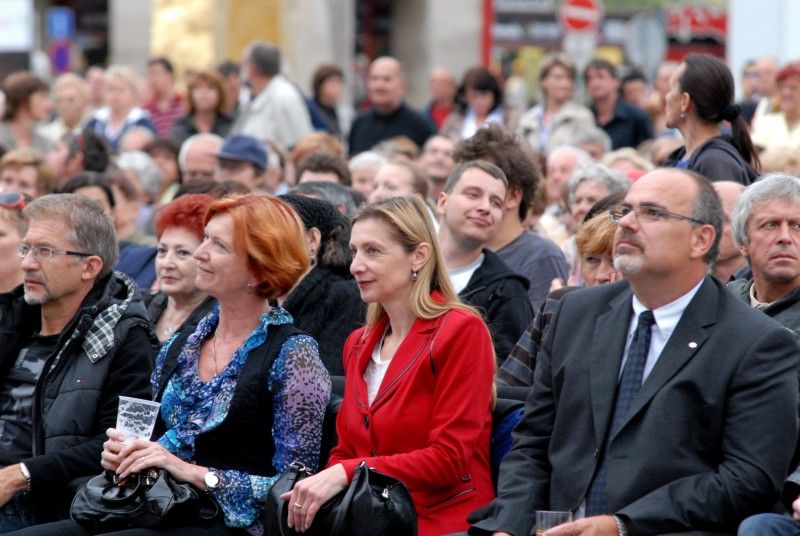 Přímý přenos Pucciniho Toscy ze španělské Valencie potěšil publikum na plzeňském náměstí Republiky.

Nevšední kulturní zážitek si vychutnali včera návštěvníci přímého přenosu nejslavnější Pucciniho opery Tosca ze španělské Valencie na náměstí Republiky. Na 1500 lidí sledovalo hvězdy světového formátu Oksanu Dykaovou (Tosca), Jorge de Leóna (malíř Cavaradossi) nebo Bryna Terfela (šéf policie Scarpia) v doprovodu Orquesta de la Comunitat Valenciana pod vedením světoznámého dirigenta indického původu Zubina Mehty.

Představení bylo pod názvem VIVA EUROPA 2011 součástí Evropského roku dobrovolnictví, vyhlášeného Evropským parlamentem a Radou EU. V Plzni jeho přenos uvedla náměstkyně primátora Eva Herinková.

Velkoplošné obrazovky s Pucciniho operou se rozzářily kromě Prahy a Plzně ještě v dalších padesáti evropských městech.