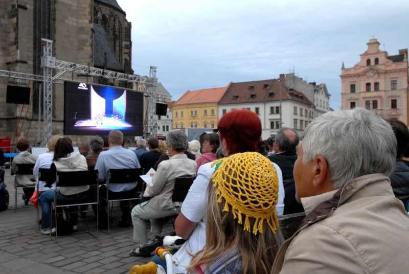 Přímý přenos Pucciniho Toscy ze španělské Valencie potěšil publikum na plzeňském náměstí Republiky.

Nevšední kulturní zážitek si vychutnali včera návštěvníci přímého přenosu nejslavnější Pucciniho opery Tosca ze španělské Valencie na náměstí Republiky. Na 1500 lidí sledovalo hvězdy světového formátu Oksanu Dykaovou (Tosca), Jorge de Leóna (malíř Cavaradossi) nebo Bryna Terfela (šéf policie Scarpia) v doprovodu Orquesta de la Comunitat Valenciana pod vedením světoznámého dirigenta indického původu Zubina Mehty.

Představení bylo pod názvem VIVA EUROPA 2011 součástí Evropského roku dobrovolnictví, vyhlášeného Evropským parlamentem a Radou EU. V Plzni jeho přenos uvedla náměstkyně primátora Eva Herinková.

Velkoplošné obrazovky s Pucciniho operou se rozzářily kromě Prahy a Plzně ještě v dalších padesáti evropských městech.