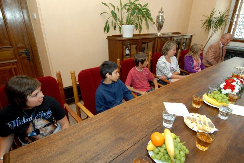 S mladými cyklisty z plzeňské 13. základní školy, vítězi krajského finále dopravní soutěže se dnes (15.6.2011) setkal primátor Martin Baxa.

Krajské kolo soutěže, která si klade za cíl připravit děti na bezpečnou jízdu v silničním provozu, se uskutečnilo ve dnech 30. a 31. května v prostorách 33. ZŠ T. Brzkové a v rekreačním zařízení Defence Group Stod s účastí 56 žáků v I. a II. kategorii, tedy ve věku 10 až 12 a 13 až 16 let.

Žáci 13. základní školy zvítězili po mnoha letech v obou kategoriích a zúčastní se tak celorepublikového kola v Třeboni, kde se utkají společně s dalšími sedmnácti družstvy o vítězství. To jim zaručuje účast v mezinárodním soutěži, která se bude konat na podzim v Paříži.

Na závěr návštěvy předal primátor členům vítězných družstev trička s drobnými dárky.