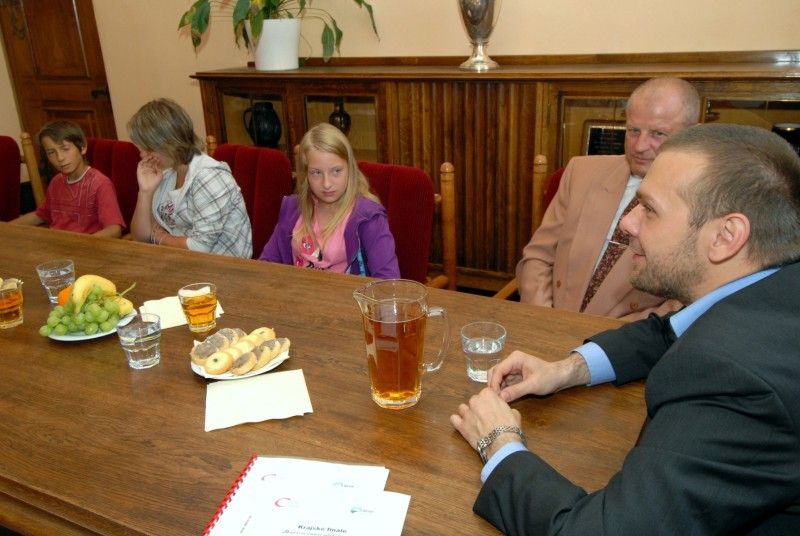 S mladými cyklisty z plzeňské 13. základní školy, vítězi krajského finále dopravní soutěže se dnes (15.6.2011) setkal primátor Martin Baxa.

Krajské kolo soutěže, která si klade za cíl připravit děti na bezpečnou jízdu v silničním provozu, se uskutečnilo ve dnech 30. a 31. května v prostorách 33. ZŠ T. Brzkové a v rekreačním zařízení Defence Group Stod s účastí 56 žáků v I. a II. kategorii, tedy ve věku 10 až 12 a 13 až 16 let.

Žáci 13. základní školy zvítězili po mnoha letech v obou kategoriích a zúčastní se tak celorepublikového kola v Třeboni, kde se utkají společně s dalšími sedmnácti družstvy o vítězství. To jim zaručuje účast v mezinárodním soutěži, která se bude konat na podzim v Paříži.

Na závěr návštěvy předal primátor členům vítězných družstev trička s drobnými dárky.