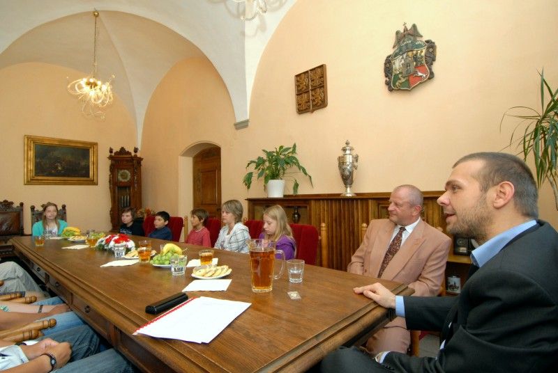 S mladými cyklisty z plzeňské 13. základní školy, vítězi krajského finále dopravní soutěže se dnes (15.6.2011) setkal primátor Martin Baxa.

Krajské kolo soutěže, která si klade za cíl připravit děti na bezpečnou jízdu v silničním provozu, se uskutečnilo ve dnech 30. a 31. května v prostorách 33. ZŠ T. Brzkové a v rekreačním zařízení Defence Group Stod s účastí 56 žáků v I. a II. kategorii, tedy ve věku 10 až 12 a 13 až 16 let.

Žáci 13. základní školy zvítězili po mnoha letech v obou kategoriích a zúčastní se tak celorepublikového kola v Třeboni, kde se utkají společně s dalšími sedmnácti družstvy o vítězství. To jim zaručuje účast v mezinárodním soutěži, která se bude konat na podzim v Paříži.

Na závěr návštěvy předal primátor členům vítězných družstev trička s drobnými dárky.