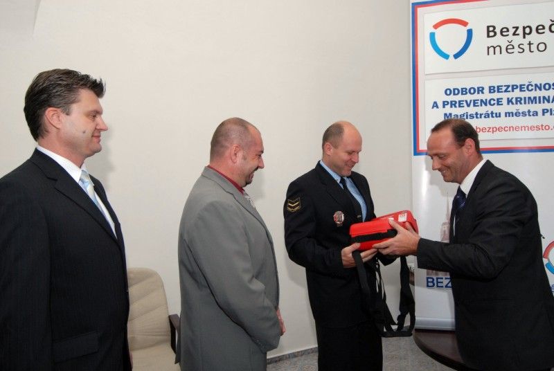 Plzeňská městská policie má od dnešního dne (15.6.2011) tři nové mobilní defibrilátory, přístroje, které pomocí elektrického výboje dokážou zachránit lidský život. Umístila je do vybraných hlídkových vozidel.

„Pořízení defibrilátorů je dalším krokem k lepší vybavenosti městské policie, i když bych byl rád, kdyby jej strážníci nemuseli vůbec použít,“ uvedl při předání strážníkům radní pro bezpečnost Robert Houdek.

Přístroj slouží jako velmi dobrý doplněk k poskytnutí první pomoci. „Jde o rychlou a bezpečnou pomoc, zařízení lze použít i na děti,“ uvedl Petr Schejbal, projektový ředitel.

Nákupem mobilních defibrilačních přístrojů se Plzeň prostřednictvím odboru bezpečnosti magistrátu připojila k ostatním městům v projektu „Pomáháme společně“. Ten je zaměřen na spolupráci integrovaného záchranného systému v tématu neodkladné první pomoci a resuscitace. Defibrilátory město pořídilo za 150 tisíc korun.