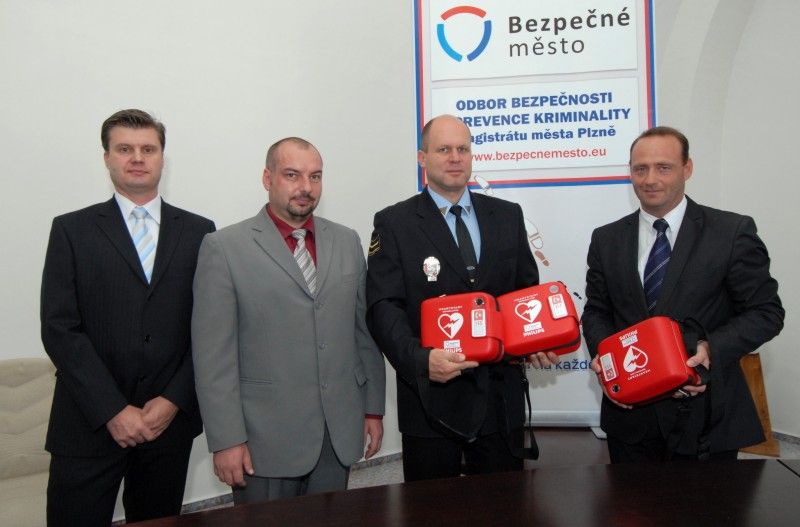 Plzeňská městská policie má od dnešního dne (15.6.2011) tři nové mobilní defibrilátory, přístroje, které pomocí elektrického výboje dokážou zachránit lidský život. Umístila je do vybraných hlídkových vozidel.

„Pořízení defibrilátorů je dalším krokem k lepší vybavenosti městské policie, i když bych byl rád, kdyby jej strážníci nemuseli vůbec použít,“ uvedl při předání strážníkům radní pro bezpečnost Robert Houdek.

Přístroj slouží jako velmi dobrý doplněk k poskytnutí první pomoci. „Jde o rychlou a bezpečnou pomoc, zařízení lze použít i na děti,“ uvedl Petr Schejbal, projektový ředitel.

Nákupem mobilních defibrilačních přístrojů se Plzeň prostřednictvím odboru bezpečnosti magistrátu připojila k ostatním městům v projektu „Pomáháme společně“. Ten je zaměřen na spolupráci integrovaného záchranného systému v tématu neodkladné první pomoci a resuscitace. Defibrilátory město pořídilo za 150 tisíc korun.