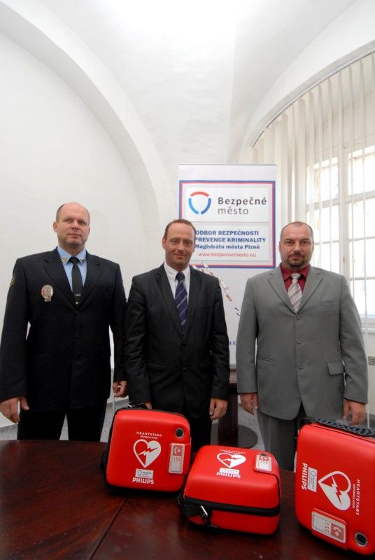 Plzeňská městská policie má od dnešního dne (15.6.2011) tři nové mobilní defibrilátory, přístroje, které pomocí elektrického výboje dokážou zachránit lidský život. Umístila je do vybraných hlídkových vozidel.

„Pořízení defibrilátorů je dalším krokem k lepší vybavenosti městské policie, i když bych byl rád, kdyby jej strážníci nemuseli vůbec použít,“ uvedl při předání strážníkům radní pro bezpečnost Robert Houdek.

Přístroj slouží jako velmi dobrý doplněk k poskytnutí první pomoci. „Jde o rychlou a bezpečnou pomoc, zařízení lze použít i na děti,“ uvedl Petr Schejbal, projektový ředitel.

Nákupem mobilních defibrilačních přístrojů se Plzeň prostřednictvím odboru bezpečnosti magistrátu připojila k ostatním městům v projektu „Pomáháme společně“. Ten je zaměřen na spolupráci integrovaného záchranného systému v tématu neodkladné první pomoci a resuscitace. Defibrilátory město pořídilo za 150 tisíc korun.