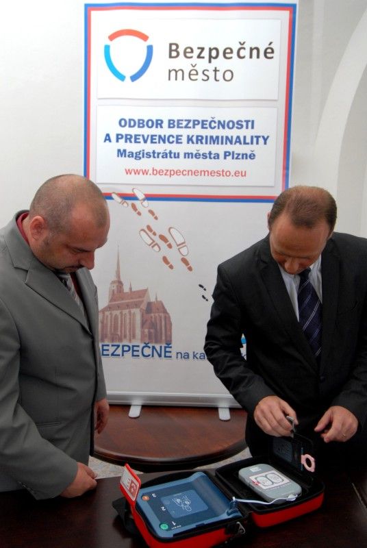 Plzeňská městská policie má od dnešního dne (15.6.2011) tři nové mobilní defibrilátory, přístroje, které pomocí elektrického výboje dokážou zachránit lidský život. Umístila je do vybraných hlídkových vozidel.

„Pořízení defibrilátorů je dalším krokem k lepší vybavenosti městské policie, i když bych byl rád, kdyby jej strážníci nemuseli vůbec použít,“ uvedl při předání strážníkům radní pro bezpečnost Robert Houdek.

Přístroj slouží jako velmi dobrý doplněk k poskytnutí první pomoci. „Jde o rychlou a bezpečnou pomoc, zařízení lze použít i na děti,“ uvedl Petr Schejbal, projektový ředitel.

Nákupem mobilních defibrilačních přístrojů se Plzeň prostřednictvím odboru bezpečnosti magistrátu připojila k ostatním městům v projektu „Pomáháme společně“. Ten je zaměřen na spolupráci integrovaného záchranného systému v tématu neodkladné první pomoci a resuscitace. Defibrilátory město pořídilo za 150 tisíc korun.