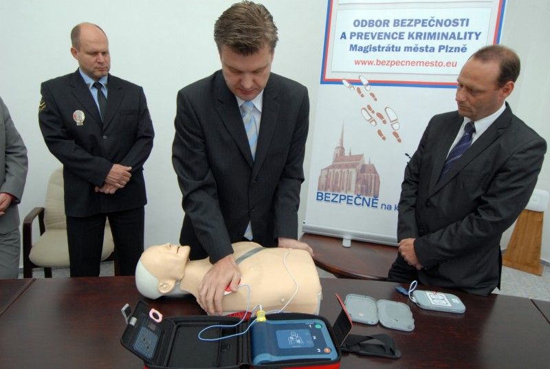 Plzeňská městská policie má od dnešního dne (15.6.2011) tři nové mobilní defibrilátory, přístroje, které pomocí elektrického výboje dokážou zachránit lidský život. Umístila je do vybraných hlídkových vozidel.

„Pořízení defibrilátorů je dalším krokem k lepší vybavenosti městské policie, i když bych byl rád, kdyby jej strážníci nemuseli vůbec použít,“ uvedl při předání strážníkům radní pro bezpečnost Robert Houdek.

Přístroj slouží jako velmi dobrý doplněk k poskytnutí první pomoci. „Jde o rychlou a bezpečnou pomoc, zařízení lze použít i na děti,“ uvedl Petr Schejbal, projektový ředitel.

Nákupem mobilních defibrilačních přístrojů se Plzeň prostřednictvím odboru bezpečnosti magistrátu připojila k ostatním městům v projektu „Pomáháme společně“. Ten je zaměřen na spolupráci integrovaného záchranného systému v tématu neodkladné první pomoci a resuscitace. Defibrilátory město pořídilo za 150 tisíc korun.