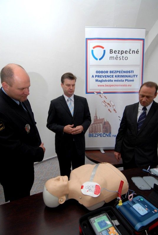 Plzeňská městská policie má od dnešního dne (15.6.2011) tři nové mobilní defibrilátory, přístroje, které pomocí elektrického výboje dokážou zachránit lidský život. Umístila je do vybraných hlídkových vozidel.

„Pořízení defibrilátorů je dalším krokem k lepší vybavenosti městské policie, i když bych byl rád, kdyby jej strážníci nemuseli vůbec použít,“ uvedl při předání strážníkům radní pro bezpečnost Robert Houdek.

Přístroj slouží jako velmi dobrý doplněk k poskytnutí první pomoci. „Jde o rychlou a bezpečnou pomoc, zařízení lze použít i na děti,“ uvedl Petr Schejbal, projektový ředitel.

Nákupem mobilních defibrilačních přístrojů se Plzeň prostřednictvím odboru bezpečnosti magistrátu připojila k ostatním městům v projektu „Pomáháme společně“. Ten je zaměřen na spolupráci integrovaného záchranného systému v tématu neodkladné první pomoci a resuscitace. Defibrilátory město pořídilo za 150 tisíc korun.