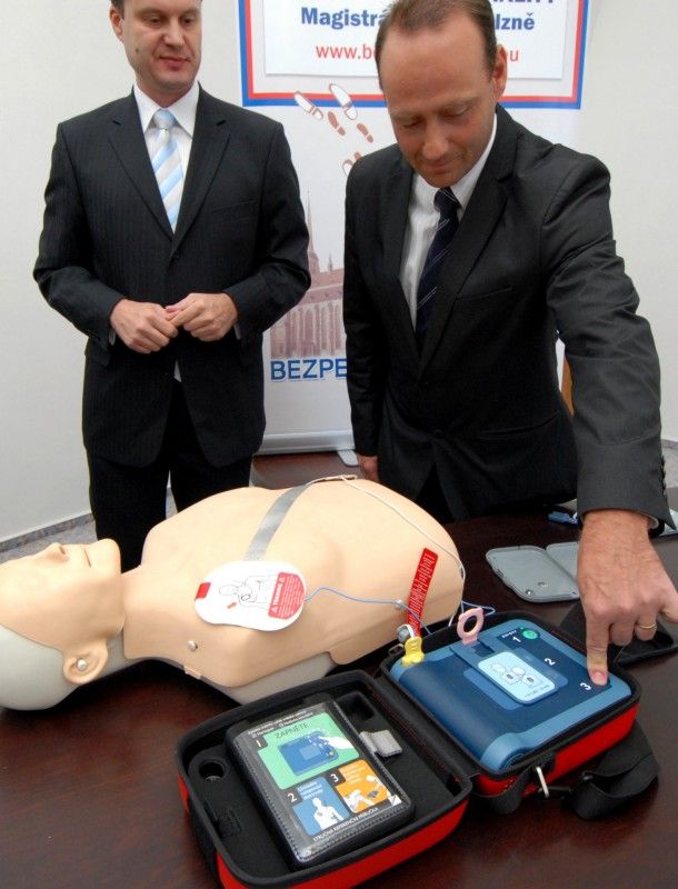 Plzeňská městská policie má od dnešního dne (15.6.2011) tři nové mobilní defibrilátory, přístroje, které pomocí elektrického výboje dokážou zachránit lidský život. Umístila je do vybraných hlídkových vozidel.

„Pořízení defibrilátorů je dalším krokem k lepší vybavenosti městské policie, i když bych byl rád, kdyby jej strážníci nemuseli vůbec použít,“ uvedl při předání strážníkům radní pro bezpečnost Robert Houdek.

Přístroj slouží jako velmi dobrý doplněk k poskytnutí první pomoci. „Jde o rychlou a bezpečnou pomoc, zařízení lze použít i na děti,“ uvedl Petr Schejbal, projektový ředitel.

Nákupem mobilních defibrilačních přístrojů se Plzeň prostřednictvím odboru bezpečnosti magistrátu připojila k ostatním městům v projektu „Pomáháme společně“. Ten je zaměřen na spolupráci integrovaného záchranného systému v tématu neodkladné první pomoci a resuscitace. Defibrilátory město pořídilo za 150 tisíc korun.