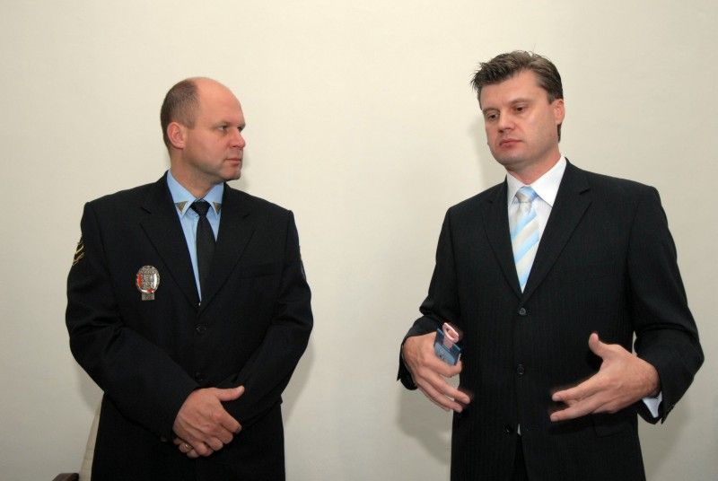 Plzeňská městská policie má od dnešního dne (15.6.2011) tři nové mobilní defibrilátory, přístroje, které pomocí elektrického výboje dokážou zachránit lidský život. Umístila je do vybraných hlídkových vozidel.

„Pořízení defibrilátorů je dalším krokem k lepší vybavenosti městské policie, i když bych byl rád, kdyby jej strážníci nemuseli vůbec použít,“ uvedl při předání strážníkům radní pro bezpečnost Robert Houdek.

Přístroj slouží jako velmi dobrý doplněk k poskytnutí první pomoci. „Jde o rychlou a bezpečnou pomoc, zařízení lze použít i na děti,“ uvedl Petr Schejbal, projektový ředitel.

Nákupem mobilních defibrilačních přístrojů se Plzeň prostřednictvím odboru bezpečnosti magistrátu připojila k ostatním městům v projektu „Pomáháme společně“. Ten je zaměřen na spolupráci integrovaného záchranného systému v tématu neodkladné první pomoci a resuscitace. Defibrilátory město pořídilo za 150 tisíc korun.