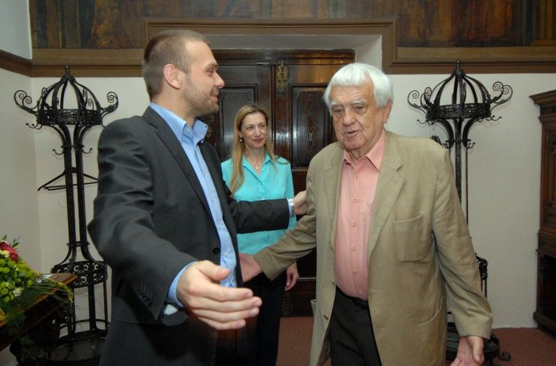 Právě dokončil překlad učebnice embryologie, kterou napsal v angličtině a kterou se chystá nakladateli odevzdat o prázdninách, a až bude v penzi chce se věnovat překladům, hlavně zajímavých novinek, kterých je teď spousta a potřebují přeložit. Takové jsou plány pětaosmdesátiletého známého českého embryologa a histologa Jaroslava Slípky, se kterým se při příležitosti jeho životního jubilea setkali dnes na radnici primátor Martin Baxa a náměstkyně Eva Herinková.

Prof. Slípka stále intenzivně pracuje. Má úvazky na Lékařské fakultě Univerzity Karlovy v Plzni a dále na Fakultě zdravotnických studií a Filozofické fakultě Západočeské univerzity. Pracuje na recenzích různých publikací, je čestným členem pěti zahraničních anatomických společností a autorem více než dvou set vědeckých publikací. V letech 1962 – 1966 vedl Ústav mikroanatomie v iráckém Bagdádu. Je spoluautorem knihy s názvem Hlavový problém, která potvrzuje teorii Johana Wolfganga Goetha, nejen skvělého básníka, ale i vynikajícího přírodovědce, že leb