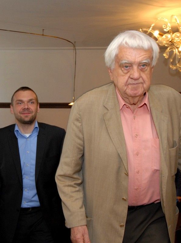 Právě dokončil překlad učebnice embryologie, kterou napsal v angličtině a kterou se chystá nakladateli odevzdat o prázdninách, a až bude v penzi chce se věnovat překladům, hlavně zajímavých novinek, kterých je teď spousta a potřebují přeložit. Takové jsou plány pětaosmdesátiletého známého českého embryologa a histologa Jaroslava Slípky, se kterým se při příležitosti jeho životního jubilea setkali dnes na radnici primátor Martin Baxa a náměstkyně Eva Herinková.

Prof. Slípka stále intenzivně pracuje. Má úvazky na Lékařské fakultě Univerzity Karlovy v Plzni a dále na Fakultě zdravotnických studií a Filozofické fakultě Západočeské univerzity. Pracuje na recenzích různých publikací, je čestným členem pěti zahraničních anatomických společností a autorem více než dvou set vědeckých publikací. V letech 1962 – 1966 vedl Ústav mikroanatomie v iráckém Bagdádu. Je spoluautorem knihy s názvem Hlavový problém, která potvrzuje teorii Johana Wolfganga Goetha, nejen skvělého básníka, ale i vynikajícího přírodovědce, že leb