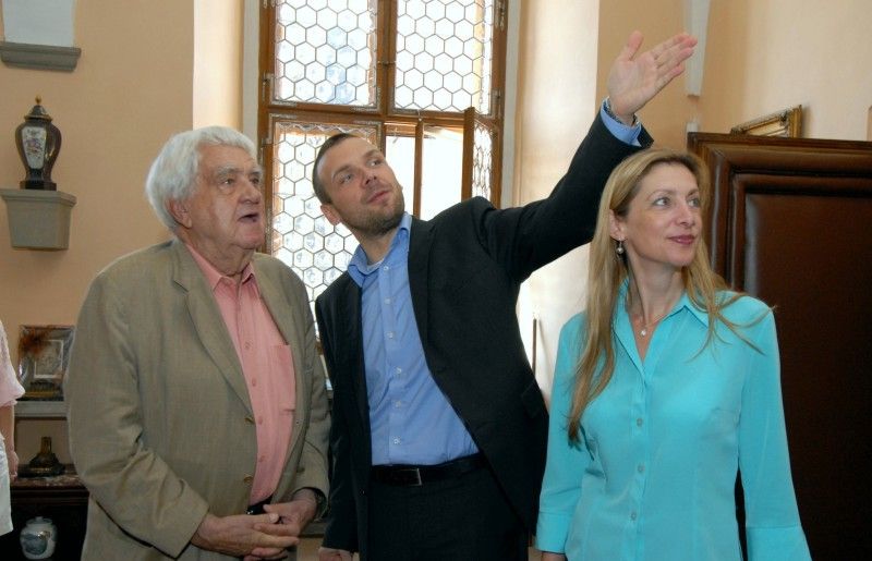 Právě dokončil překlad učebnice embryologie, kterou napsal v angličtině a kterou se chystá nakladateli odevzdat o prázdninách, a až bude v penzi chce se věnovat překladům, hlavně zajímavých novinek, kterých je teď spousta a potřebují přeložit. Takové jsou plány pětaosmdesátiletého známého českého embryologa a histologa Jaroslava Slípky, se kterým se při příležitosti jeho životního jubilea setkali dnes na radnici primátor Martin Baxa a náměstkyně Eva Herinková.

Prof. Slípka stále intenzivně pracuje. Má úvazky na Lékařské fakultě Univerzity Karlovy v Plzni a dále na Fakultě zdravotnických studií a Filozofické fakultě Západočeské univerzity. Pracuje na recenzích různých publikací, je čestným členem pěti zahraničních anatomických společností a autorem více než dvou set vědeckých publikací. V letech 1962 – 1966 vedl Ústav mikroanatomie v iráckém Bagdádu. Je spoluautorem knihy s názvem Hlavový problém, která potvrzuje teorii Johana Wolfganga Goetha, nejen skvělého básníka, ale i vynikajícího přírodovědce, že leb