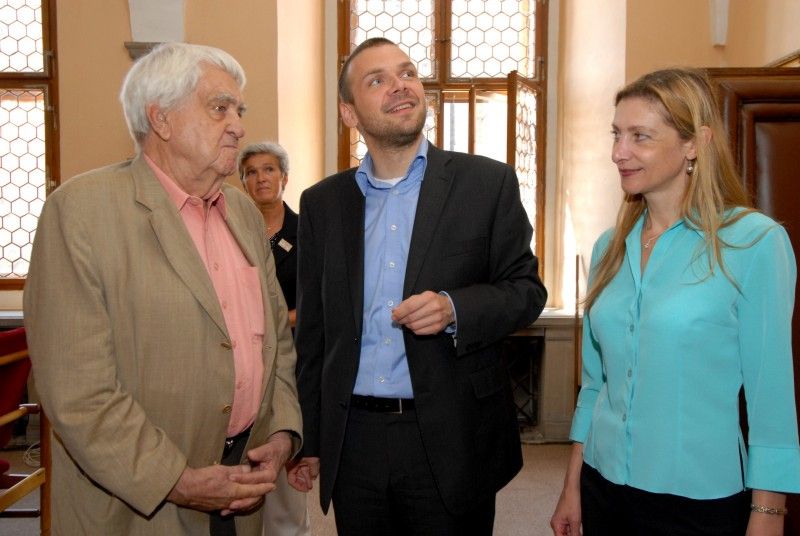 Právě dokončil překlad učebnice embryologie, kterou napsal v angličtině a kterou se chystá nakladateli odevzdat o prázdninách, a až bude v penzi chce se věnovat překladům, hlavně zajímavých novinek, kterých je teď spousta a potřebují přeložit. Takové jsou plány pětaosmdesátiletého známého českého embryologa a histologa Jaroslava Slípky, se kterým se při příležitosti jeho životního jubilea setkali dnes na radnici primátor Martin Baxa a náměstkyně Eva Herinková.

Prof. Slípka stále intenzivně pracuje. Má úvazky na Lékařské fakultě Univerzity Karlovy v Plzni a dále na Fakultě zdravotnických studií a Filozofické fakultě Západočeské univerzity. Pracuje na recenzích různých publikací, je čestným členem pěti zahraničních anatomických společností a autorem více než dvou set vědeckých publikací. V letech 1962 – 1966 vedl Ústav mikroanatomie v iráckém Bagdádu. Je spoluautorem knihy s názvem Hlavový problém, která potvrzuje teorii Johana Wolfganga Goetha, nejen skvělého básníka, ale i vynikajícího přírodovědce, že leb