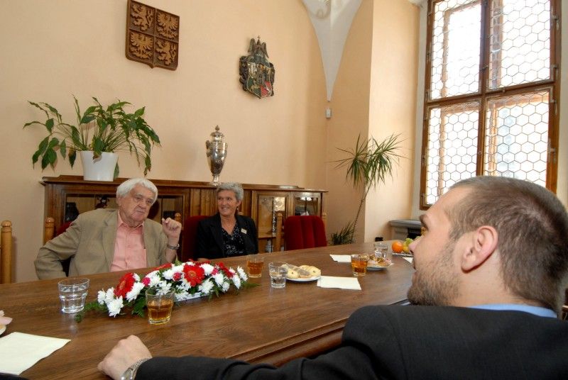 Právě dokončil překlad učebnice embryologie, kterou napsal v angličtině a kterou se chystá nakladateli odevzdat o prázdninách, a až bude v penzi chce se věnovat překladům, hlavně zajímavých novinek, kterých je teď spousta a potřebují přeložit. Takové jsou plány pětaosmdesátiletého známého českého embryologa a histologa Jaroslava Slípky, se kterým se při příležitosti jeho životního jubilea setkali dnes na radnici primátor Martin Baxa a náměstkyně Eva Herinková.

Prof. Slípka stále intenzivně pracuje. Má úvazky na Lékařské fakultě Univerzity Karlovy v Plzni a dále na Fakultě zdravotnických studií a Filozofické fakultě Západočeské univerzity. Pracuje na recenzích různých publikací, je čestným členem pěti zahraničních anatomických společností a autorem více než dvou set vědeckých publikací. V letech 1962 – 1966 vedl Ústav mikroanatomie v iráckém Bagdádu. Je spoluautorem knihy s názvem Hlavový problém, která potvrzuje teorii Johana Wolfganga Goetha, nejen skvělého básníka, ale i vynikajícího přírodovědce, že leb