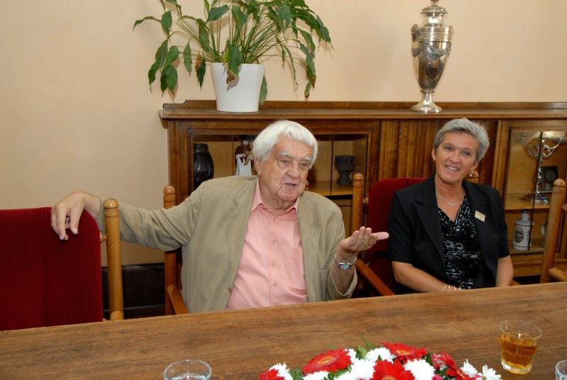 Právě dokončil překlad učebnice embryologie, kterou napsal v angličtině a kterou se chystá nakladateli odevzdat o prázdninách, a až bude v penzi chce se věnovat překladům, hlavně zajímavých novinek, kterých je teď spousta a potřebují přeložit. Takové jsou plány pětaosmdesátiletého známého českého embryologa a histologa Jaroslava Slípky, se kterým se při příležitosti jeho životního jubilea setkali dnes na radnici primátor Martin Baxa a náměstkyně Eva Herinková.

Prof. Slípka stále intenzivně pracuje. Má úvazky na Lékařské fakultě Univerzity Karlovy v Plzni a dále na Fakultě zdravotnických studií a Filozofické fakultě Západočeské univerzity. Pracuje na recenzích různých publikací, je čestným členem pěti zahraničních anatomických společností a autorem více než dvou set vědeckých publikací. V letech 1962 – 1966 vedl Ústav mikroanatomie v iráckém Bagdádu. Je spoluautorem knihy s názvem Hlavový problém, která potvrzuje teorii Johana Wolfganga Goetha, nejen skvělého básníka, ale i vynikajícího přírodovědce, že leb