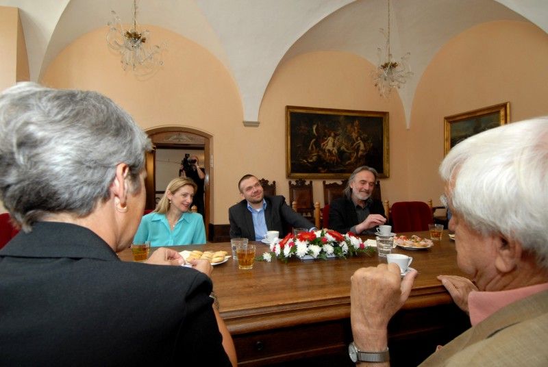 Právě dokončil překlad učebnice embryologie, kterou napsal v angličtině a kterou se chystá nakladateli odevzdat o prázdninách, a až bude v penzi chce se věnovat překladům, hlavně zajímavých novinek, kterých je teď spousta a potřebují přeložit. Takové jsou plány pětaosmdesátiletého známého českého embryologa a histologa Jaroslava Slípky, se kterým se při příležitosti jeho životního jubilea setkali dnes na radnici primátor Martin Baxa a náměstkyně Eva Herinková.

Prof. Slípka stále intenzivně pracuje. Má úvazky na Lékařské fakultě Univerzity Karlovy v Plzni a dále na Fakultě zdravotnických studií a Filozofické fakultě Západočeské univerzity. Pracuje na recenzích různých publikací, je čestným členem pěti zahraničních anatomických společností a autorem více než dvou set vědeckých publikací. V letech 1962 – 1966 vedl Ústav mikroanatomie v iráckém Bagdádu. Je spoluautorem knihy s názvem Hlavový problém, která potvrzuje teorii Johana Wolfganga Goetha, nejen skvělého básníka, ale i vynikajícího přírodovědce, že leb