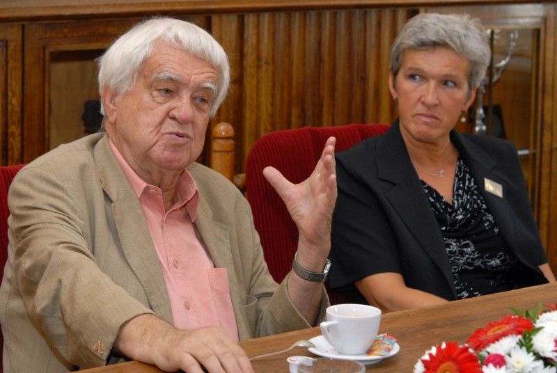 Právě dokončil překlad učebnice embryologie, kterou napsal v angličtině a kterou se chystá nakladateli odevzdat o prázdninách, a až bude v penzi chce se věnovat překladům, hlavně zajímavých novinek, kterých je teď spousta a potřebují přeložit. Takové jsou plány pětaosmdesátiletého známého českého embryologa a histologa Jaroslava Slípky, se kterým se při příležitosti jeho životního jubilea setkali dnes na radnici primátor Martin Baxa a náměstkyně Eva Herinková.

Prof. Slípka stále intenzivně pracuje. Má úvazky na Lékařské fakultě Univerzity Karlovy v Plzni a dále na Fakultě zdravotnických studií a Filozofické fakultě Západočeské univerzity. Pracuje na recenzích různých publikací, je čestným členem pěti zahraničních anatomických společností a autorem více než dvou set vědeckých publikací. V letech 1962 – 1966 vedl Ústav mikroanatomie v iráckém Bagdádu. Je spoluautorem knihy s názvem Hlavový problém, která potvrzuje teorii Johana Wolfganga Goetha, nejen skvělého básníka, ale i vynikajícího přírodovědce, že leb