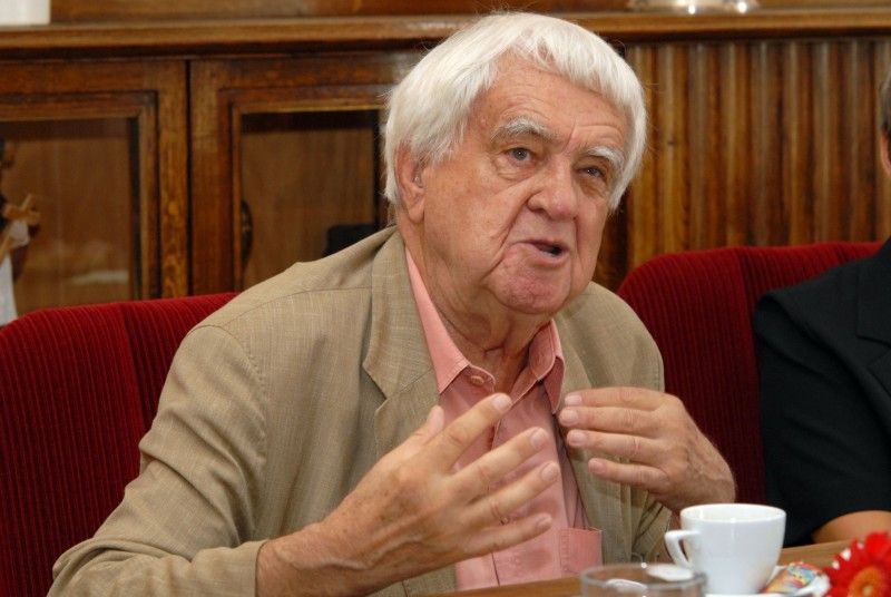 Právě dokončil překlad učebnice embryologie, kterou napsal v angličtině a kterou se chystá nakladateli odevzdat o prázdninách, a až bude v penzi chce se věnovat překladům, hlavně zajímavých novinek, kterých je teď spousta a potřebují přeložit. Takové jsou plány pětaosmdesátiletého známého českého embryologa a histologa Jaroslava Slípky, se kterým se při příležitosti jeho životního jubilea setkali dnes na radnici primátor Martin Baxa a náměstkyně Eva Herinková.

Prof. Slípka stále intenzivně pracuje. Má úvazky na Lékařské fakultě Univerzity Karlovy v Plzni a dále na Fakultě zdravotnických studií a Filozofické fakultě Západočeské univerzity. Pracuje na recenzích různých publikací, je čestným členem pěti zahraničních anatomických společností a autorem více než dvou set vědeckých publikací. V letech 1962 – 1966 vedl Ústav mikroanatomie v iráckém Bagdádu. Je spoluautorem knihy s názvem Hlavový problém, která potvrzuje teorii Johana Wolfganga Goetha, nejen skvělého básníka, ale i vynikajícího přírodovědce, že leb