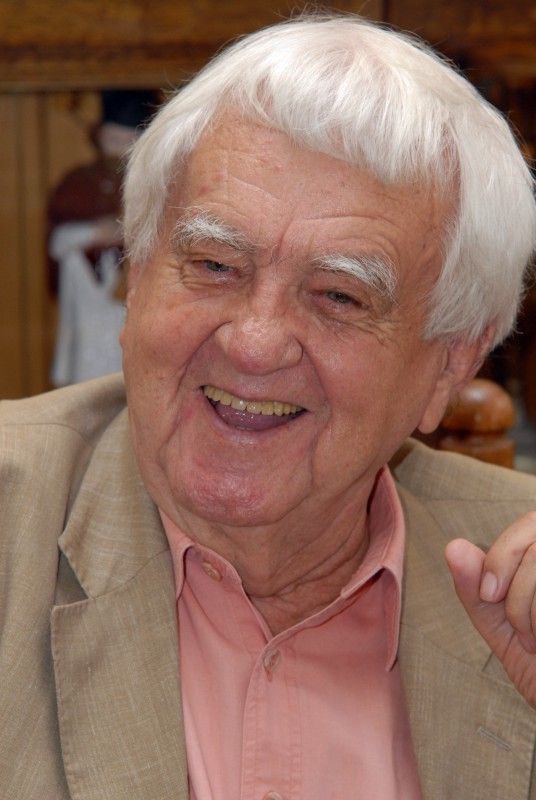 Právě dokončil překlad učebnice embryologie, kterou napsal v angličtině a kterou se chystá nakladateli odevzdat o prázdninách, a až bude v penzi chce se věnovat překladům, hlavně zajímavých novinek, kterých je teď spousta a potřebují přeložit. Takové jsou plány pětaosmdesátiletého známého českého embryologa a histologa Jaroslava Slípky, se kterým se při příležitosti jeho životního jubilea setkali dnes na radnici primátor Martin Baxa a náměstkyně Eva Herinková.

Prof. Slípka stále intenzivně pracuje. Má úvazky na Lékařské fakultě Univerzity Karlovy v Plzni a dále na Fakultě zdravotnických studií a Filozofické fakultě Západočeské univerzity. Pracuje na recenzích různých publikací, je čestným členem pěti zahraničních anatomických společností a autorem více než dvou set vědeckých publikací. V letech 1962 – 1966 vedl Ústav mikroanatomie v iráckém Bagdádu. Je spoluautorem knihy s názvem Hlavový problém, která potvrzuje teorii Johana Wolfganga Goetha, nejen skvělého básníka, ale i vynikajícího přírodovědce, že leb