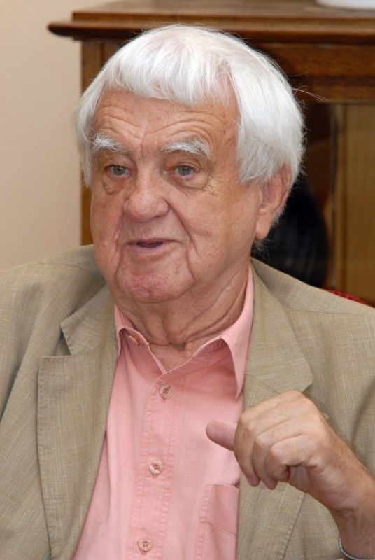 Právě dokončil překlad učebnice embryologie, kterou napsal v angličtině a kterou se chystá nakladateli odevzdat o prázdninách, a až bude v penzi chce se věnovat překladům, hlavně zajímavých novinek, kterých je teď spousta a potřebují přeložit. Takové jsou plány pětaosmdesátiletého známého českého embryologa a histologa Jaroslava Slípky, se kterým se při příležitosti jeho životního jubilea setkali dnes na radnici primátor Martin Baxa a náměstkyně Eva Herinková.

Prof. Slípka stále intenzivně pracuje. Má úvazky na Lékařské fakultě Univerzity Karlovy v Plzni a dále na Fakultě zdravotnických studií a Filozofické fakultě Západočeské univerzity. Pracuje na recenzích různých publikací, je čestným členem pěti zahraničních anatomických společností a autorem více než dvou set vědeckých publikací. V letech 1962 – 1966 vedl Ústav mikroanatomie v iráckém Bagdádu. Je spoluautorem knihy s názvem Hlavový problém, která potvrzuje teorii Johana Wolfganga Goetha, nejen skvělého básníka, ale i vynikajícího přírodovědce, že leb