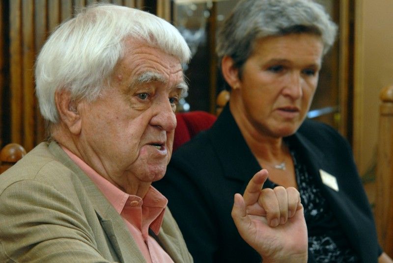 Právě dokončil překlad učebnice embryologie, kterou napsal v angličtině a kterou se chystá nakladateli odevzdat o prázdninách, a až bude v penzi chce se věnovat překladům, hlavně zajímavých novinek, kterých je teď spousta a potřebují přeložit. Takové jsou plány pětaosmdesátiletého známého českého embryologa a histologa Jaroslava Slípky, se kterým se při příležitosti jeho životního jubilea setkali dnes na radnici primátor Martin Baxa a náměstkyně Eva Herinková.

Prof. Slípka stále intenzivně pracuje. Má úvazky na Lékařské fakultě Univerzity Karlovy v Plzni a dále na Fakultě zdravotnických studií a Filozofické fakultě Západočeské univerzity. Pracuje na recenzích různých publikací, je čestným členem pěti zahraničních anatomických společností a autorem více než dvou set vědeckých publikací. V letech 1962 – 1966 vedl Ústav mikroanatomie v iráckém Bagdádu. Je spoluautorem knihy s názvem Hlavový problém, která potvrzuje teorii Johana Wolfganga Goetha, nejen skvělého básníka, ale i vynikajícího přírodovědce, že leb