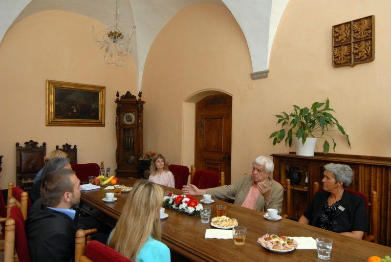 Právě dokončil překlad učebnice embryologie, kterou napsal v angličtině a kterou se chystá nakladateli odevzdat o prázdninách, a až bude v penzi chce se věnovat překladům, hlavně zajímavých novinek, kterých je teď spousta a potřebují přeložit. Takové jsou plány pětaosmdesátiletého známého českého embryologa a histologa Jaroslava Slípky, se kterým se při příležitosti jeho životního jubilea setkali dnes na radnici primátor Martin Baxa a náměstkyně Eva Herinková.

Prof. Slípka stále intenzivně pracuje. Má úvazky na Lékařské fakultě Univerzity Karlovy v Plzni a dále na Fakultě zdravotnických studií a Filozofické fakultě Západočeské univerzity. Pracuje na recenzích různých publikací, je čestným členem pěti zahraničních anatomických společností a autorem více než dvou set vědeckých publikací. V letech 1962 – 1966 vedl Ústav mikroanatomie v iráckém Bagdádu. Je spoluautorem knihy s názvem Hlavový problém, která potvrzuje teorii Johana Wolfganga Goetha, nejen skvělého básníka, ale i vynikajícího přírodovědce, že leb