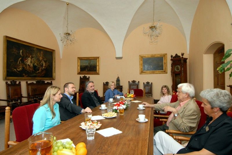 Právě dokončil překlad učebnice embryologie, kterou napsal v angličtině a kterou se chystá nakladateli odevzdat o prázdninách, a až bude v penzi chce se věnovat překladům, hlavně zajímavých novinek, kterých je teď spousta a potřebují přeložit. Takové jsou plány pětaosmdesátiletého známého českého embryologa a histologa Jaroslava Slípky, se kterým se při příležitosti jeho životního jubilea setkali dnes na radnici primátor Martin Baxa a náměstkyně Eva Herinková.

Prof. Slípka stále intenzivně pracuje. Má úvazky na Lékařské fakultě Univerzity Karlovy v Plzni a dále na Fakultě zdravotnických studií a Filozofické fakultě Západočeské univerzity. Pracuje na recenzích různých publikací, je čestným členem pěti zahraničních anatomických společností a autorem více než dvou set vědeckých publikací. V letech 1962 – 1966 vedl Ústav mikroanatomie v iráckém Bagdádu. Je spoluautorem knihy s názvem Hlavový problém, která potvrzuje teorii Johana Wolfganga Goetha, nejen skvělého básníka, ale i vynikajícího přírodovědce, že leb