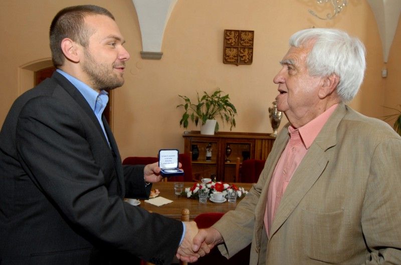 Profesor Jaroslav Slípka byl obdarován pamětní medailí