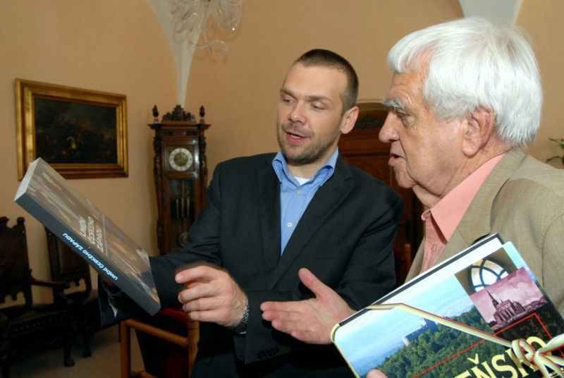 Právě dokončil překlad učebnice embryologie, kterou napsal v angličtině a kterou se chystá nakladateli odevzdat o prázdninách, a až bude v penzi chce se věnovat překladům, hlavně zajímavých novinek, kterých je teď spousta a potřebují přeložit. Takové jsou plány pětaosmdesátiletého známého českého embryologa a histologa Jaroslava Slípky, se kterým se při příležitosti jeho životního jubilea setkali dnes na radnici primátor Martin Baxa a náměstkyně Eva Herinková.

Prof. Slípka stále intenzivně pracuje. Má úvazky na Lékařské fakultě Univerzity Karlovy v Plzni a dále na Fakultě zdravotnických studií a Filozofické fakultě Západočeské univerzity. Pracuje na recenzích různých publikací, je čestným členem pěti zahraničních anatomických společností a autorem více než dvou set vědeckých publikací. V letech 1962 – 1966 vedl Ústav mikroanatomie v iráckém Bagdádu. Je spoluautorem knihy s názvem Hlavový problém, která potvrzuje teorii Johana Wolfganga Goetha, nejen skvělého básníka, ale i vynikajícího přírodovědce, že leb