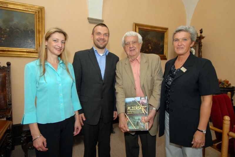 Právě dokončil překlad učebnice embryologie, kterou napsal v angličtině a kterou se chystá nakladateli odevzdat o prázdninách, a až bude v penzi chce se věnovat překladům, hlavně zajímavých novinek, kterých je teď spousta a potřebují přeložit. Takové jsou plány pětaosmdesátiletého známého českého embryologa a histologa Jaroslava Slípky, se kterým se při příležitosti jeho životního jubilea setkali dnes na radnici primátor Martin Baxa a náměstkyně Eva Herinková.

Prof. Slípka stále intenzivně pracuje. Má úvazky na Lékařské fakultě Univerzity Karlovy v Plzni a dále na Fakultě zdravotnických studií a Filozofické fakultě Západočeské univerzity. Pracuje na recenzích různých publikací, je čestným členem pěti zahraničních anatomických společností a autorem více než dvou set vědeckých publikací. V letech 1962 – 1966 vedl Ústav mikroanatomie v iráckém Bagdádu. Je spoluautorem knihy s názvem Hlavový problém, která potvrzuje teorii Johana Wolfganga Goetha, nejen skvělého básníka, ale i vynikajícího přírodovědce, že leb