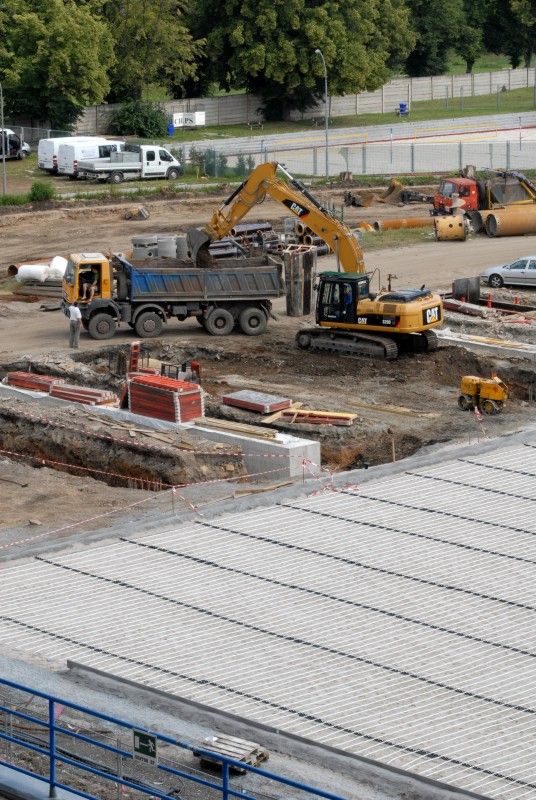 Na fotografiích z dnešního dopoledne (16.6.2011) je k vidění aktuální stav prací na rekonstrukci stadionu ve Štruncových sadech. Tento týden se pokládaly rozvody pro vyhřívání hrací plochy, na příští týden je naplánováno navážení speciálně připravené a namíchané zeminy s výživnými prvky, která bude sloužit jako podklad pod travnatý koberec. Ten se bude pokládat koncem měsíce června.