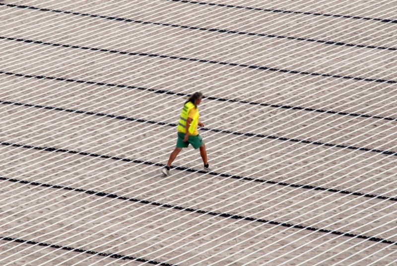 Na fotografiích z dnešního dopoledne (16.6.2011) je k vidění aktuální stav prací na rekonstrukci stadionu ve Štruncových sadech. Tento týden se pokládaly rozvody pro vyhřívání hrací plochy, na příští týden je naplánováno navážení speciálně připravené a namíchané zeminy s výživnými prvky, která bude sloužit jako podklad pod travnatý koberec. Ten se bude pokládat koncem měsíce června.