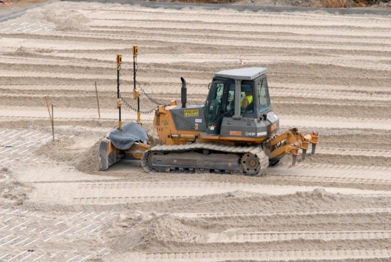 Na fotografiích z dnešního dopoledne (16.6.2011) je k vidění aktuální stav prací na rekonstrukci stadionu ve Štruncových sadech. Tento týden se pokládaly rozvody pro vyhřívání hrací plochy, na příští týden je naplánováno navážení speciálně připravené a namíchané zeminy s výživnými prvky, která bude sloužit jako podklad pod travnatý koberec. Ten se bude pokládat koncem měsíce června.