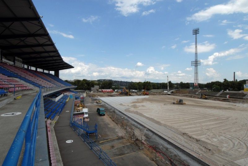 Na fotografiích z dnešního dopoledne (16.6.2011) je k vidění aktuální stav prací na rekonstrukci stadionu ve Štruncových sadech. Tento týden se pokládaly rozvody pro vyhřívání hrací plochy, na příští týden je naplánováno navážení speciálně připravené a namíchané zeminy s výživnými prvky, která bude sloužit jako podklad pod travnatý koberec. Ten se bude pokládat koncem měsíce června.