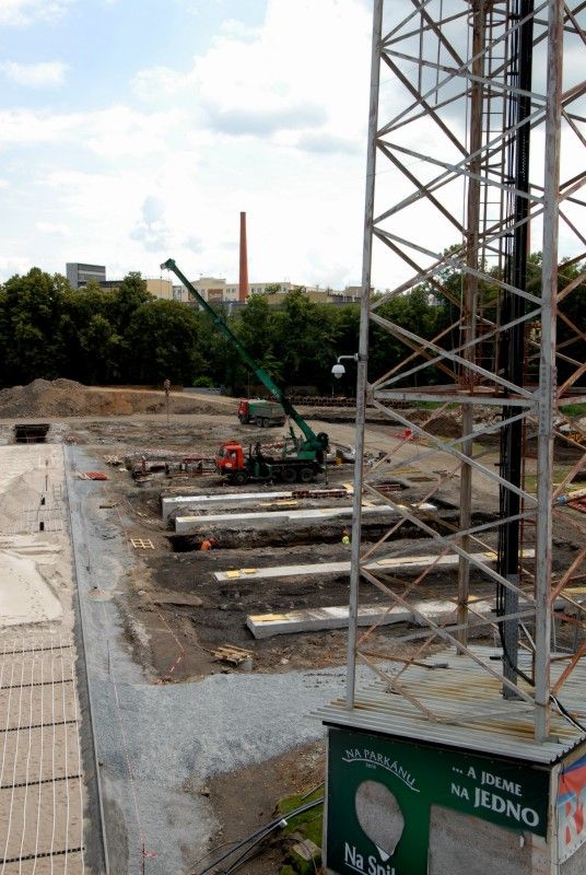 Na fotografiích z dnešního dopoledne (16.6.2011) je k vidění aktuální stav prací na rekonstrukci stadionu ve Štruncových sadech. Tento týden se pokládaly rozvody pro vyhřívání hrací plochy, na příští týden je naplánováno navážení speciálně připravené a namíchané zeminy s výživnými prvky, která bude sloužit jako podklad pod travnatý koberec. Ten se bude pokládat koncem měsíce června.
