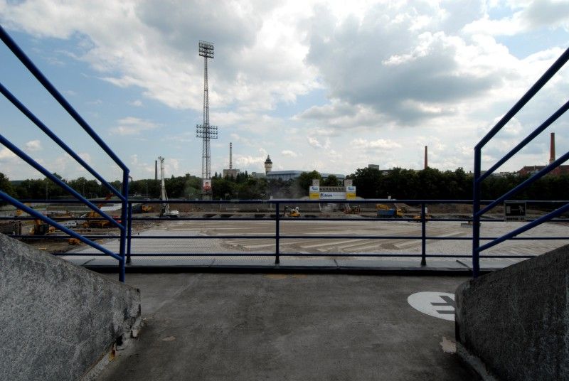 Na fotografiích z dnešního dopoledne (16.6.2011) je k vidění aktuální stav prací na rekonstrukci stadionu ve Štruncových sadech. Tento týden se pokládaly rozvody pro vyhřívání hrací plochy, na příští týden je naplánováno navážení speciálně připravené a namíchané zeminy s výživnými prvky, která bude sloužit jako podklad pod travnatý koberec. Ten se bude pokládat koncem měsíce června.