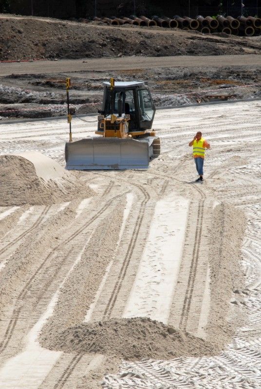 Na fotografiích z dnešního dopoledne (16.6.2011) je k vidění aktuální stav prací na rekonstrukci stadionu ve Štruncových sadech. Tento týden se pokládaly rozvody pro vyhřívání hrací plochy, na příští týden je naplánováno navážení speciálně připravené a namíchané zeminy s výživnými prvky, která bude sloužit jako podklad pod travnatý koberec. Ten se bude pokládat koncem měsíce června.